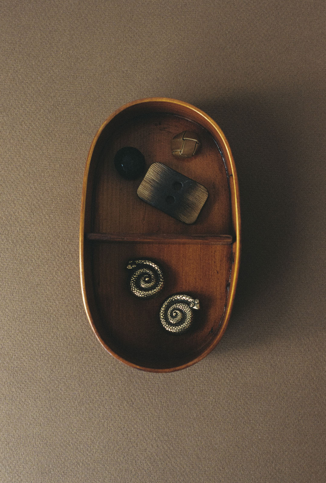 A soft woody and musky fragrance with green tea, ginger, and sandalwood.
